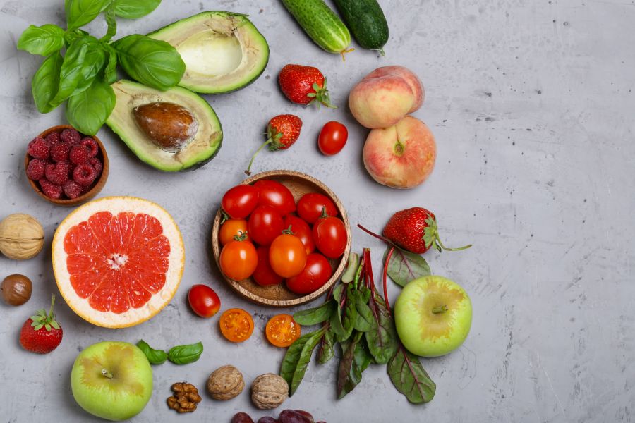 Verschiedenes Obst und Gemüse auf hellem Hintergrund