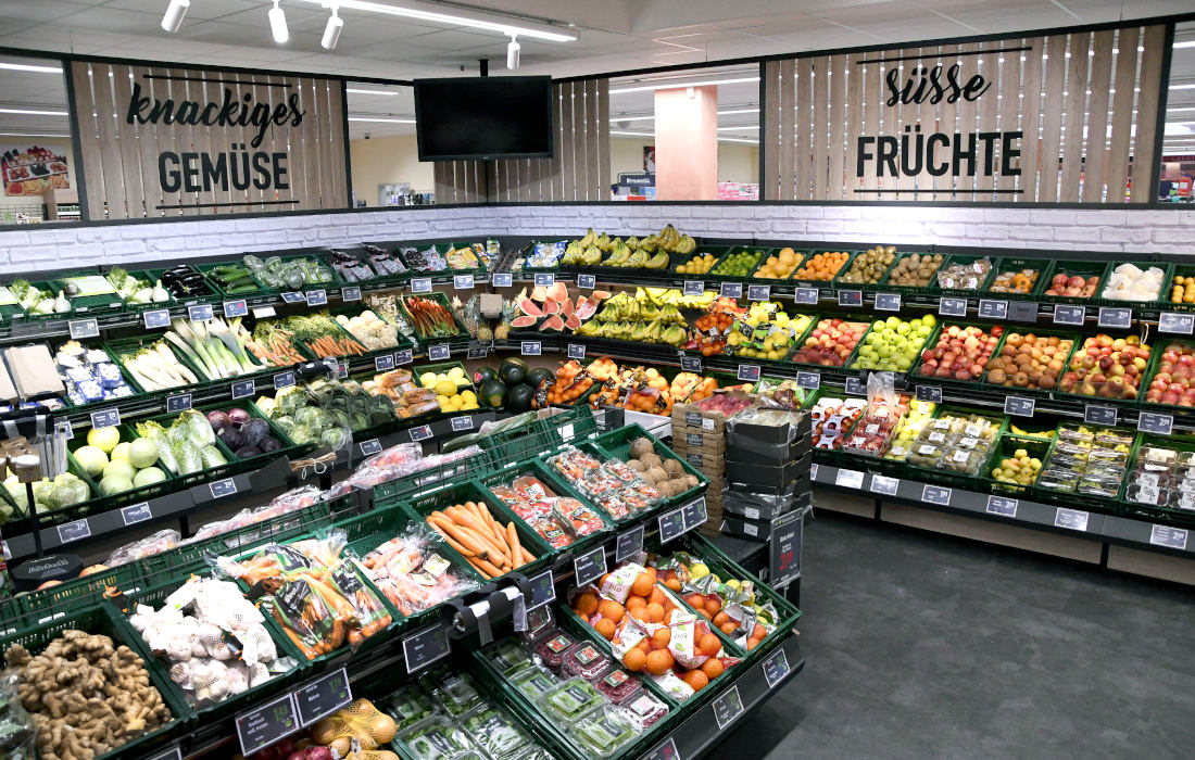 Verschiedenes Obst und Gemüse auf hellem Hintergrund
